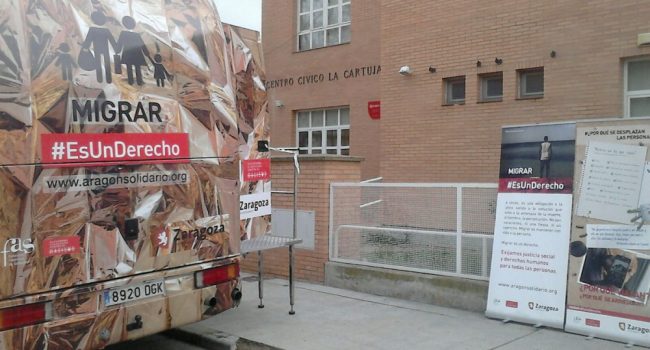 Autobús de 'Migrar #EsUnDerecho' en el barrio de La Cartuja. Foto: 'Migrar #EsUnDerecho'