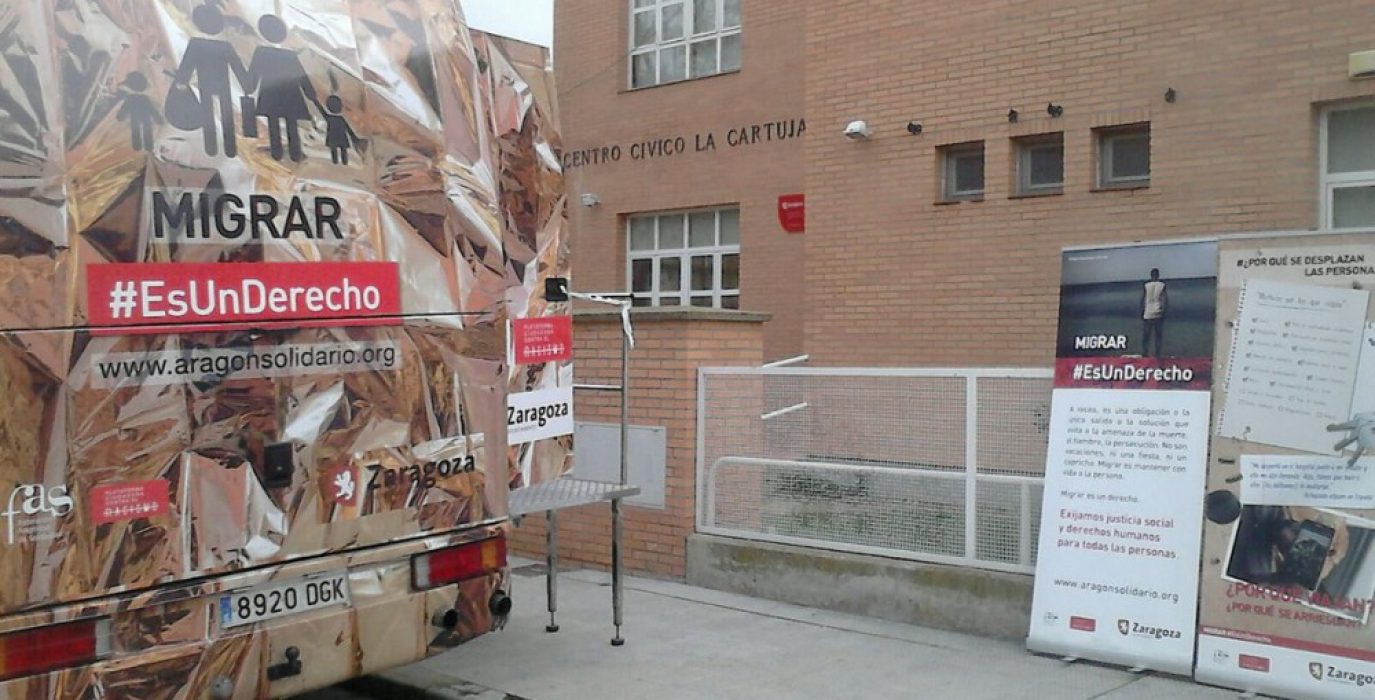 Autobús de 'Migrar #EsUnDerecho' en el barrio de La Cartuja. Foto: 'Migrar #EsUnDerecho'