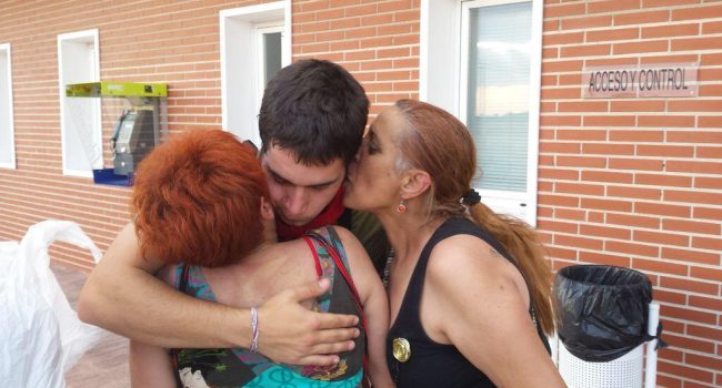 Un emocionado Miguel a la salida de prisión. Foto: @shangay