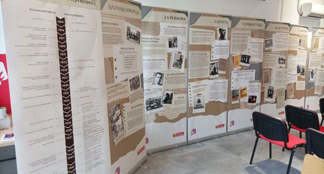 Paneles de la exposición sobre Miguel Hernández | Foto: @14AbrilFun