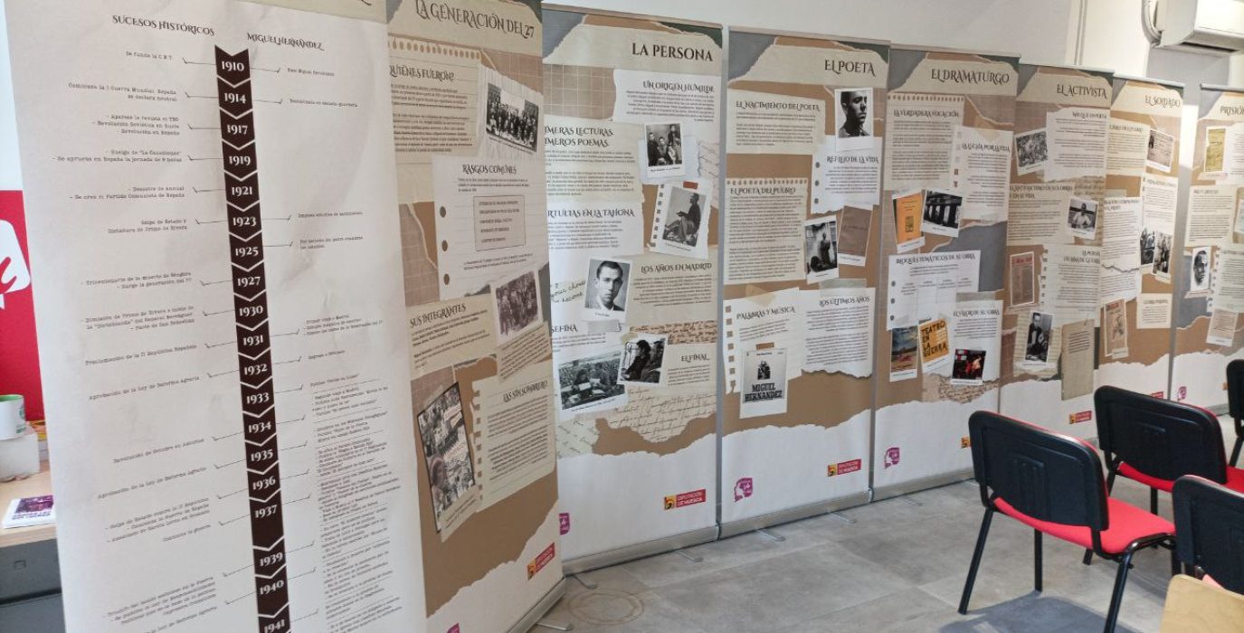 Paneles de la exposición sobre Miguel Hernández | Foto: @14AbrilFun