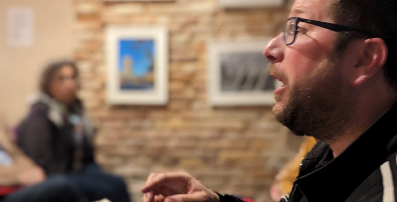 Urbán en la presentación de "Trumpismos", el pasado marzo en la librería zaragozana La Montonera | Foto: Iker G. Izagirre