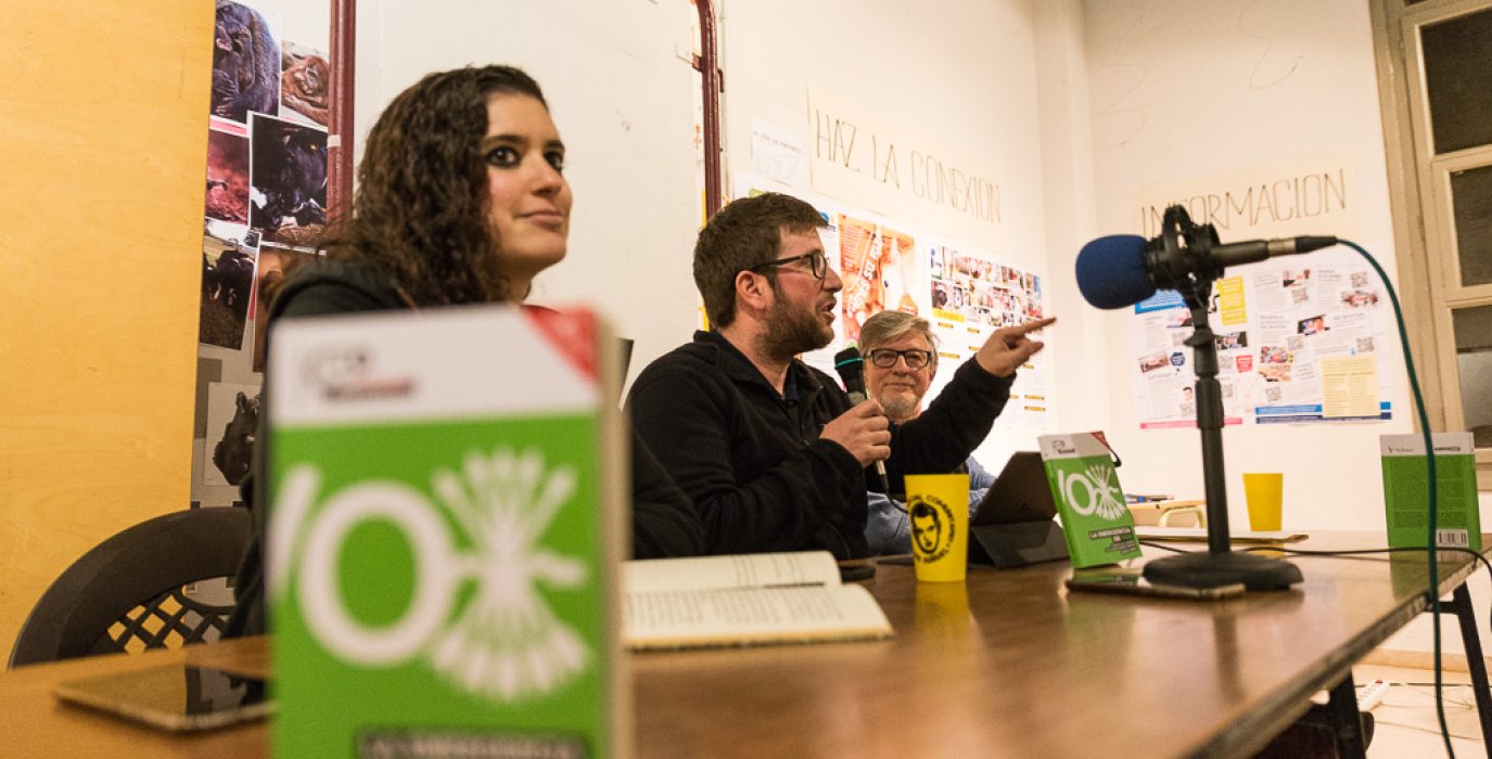 Cámara, Urban y Santisteve durante la presentación del libro en el CSC Luis Buñuel. Foto: Pablo Ibáñez (AraInfo)