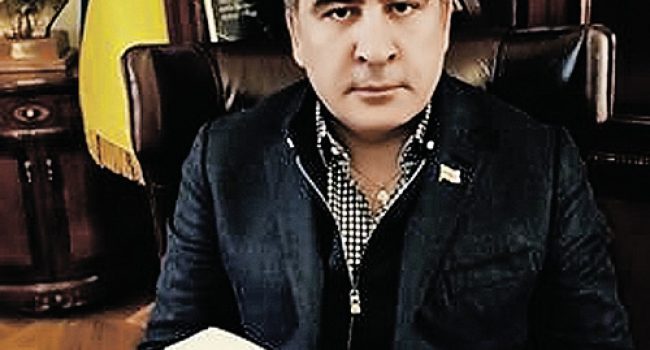 Mijail Saakashvili en su despacho de Kiev, con un busto de Ragan y un libro de Li Kuan.