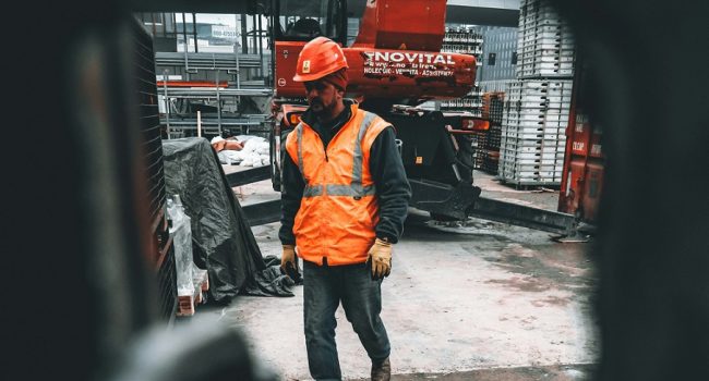 trabajador El paro disminuye en febrero en 143 personas, un 0,27% menos, y sigue afectando más a las aragonesas