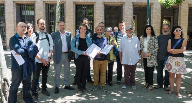 Fermín Riezu, en el centro, en una entrega de alegaciones contra la mina proyectada por Geoalcali. Foto: Pablo Ibáñez (AraInfo)