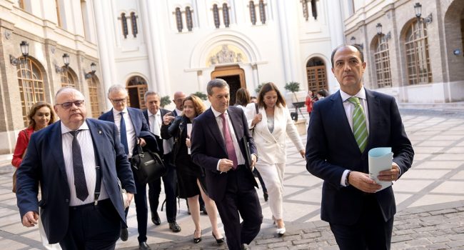 Momento de la irrespetuosa estampida del PP en la sede de la DGA | Foto: Gobierno de Aragón / Fabián Simón