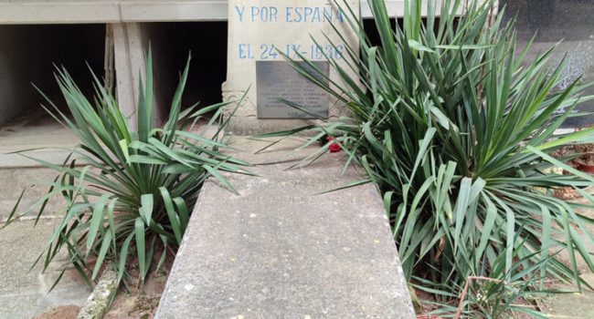 Monumento franquista en el cementerio de Sesa | Foto: CHA