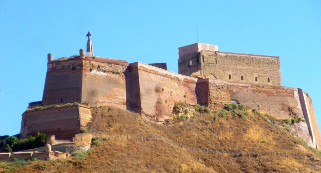 Castillo de Monzón, todavía con la escultura del Sagrado Corazón.