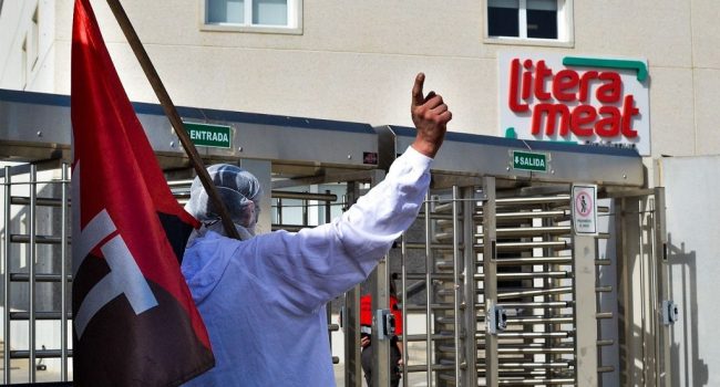 Movilización de CNT a las puertas de Litera Meat: “empresa acusada de hostigar a los trabajadores y trabajadoras”