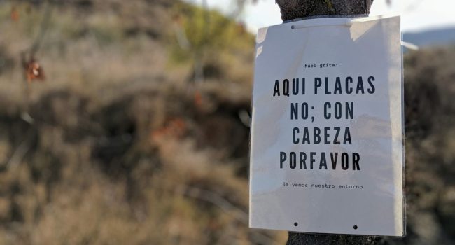 "Aquí placas no; con cabeza por favor". Mensaje de unos de los carteles colocados en los caminos de Muel en defensa del entorno. Foto: Iker González Izagirre (AraInfo)