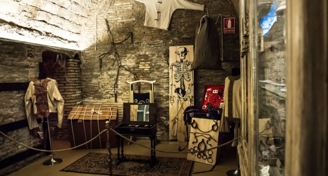 El Museo de la Magia de Aragón está ubicado en los bajos de El Sótano Mágico, en Zaragoza.