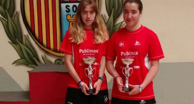 Myriam Pascualena (izquierda) campeona de Aragón Juvenil. Diana Arangay, subcampeona.