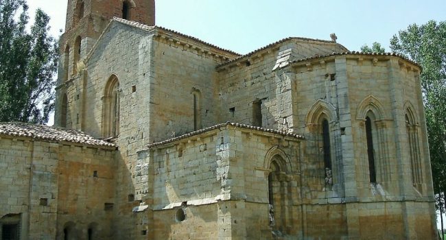 El Monasterio de Santa Cruz de la Zarza se encuentra dentro de esta finca.