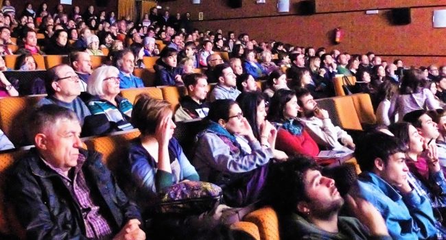 Más de 300 personas asistieron a la inauguración. En primer plano estudiantes de la UCM.