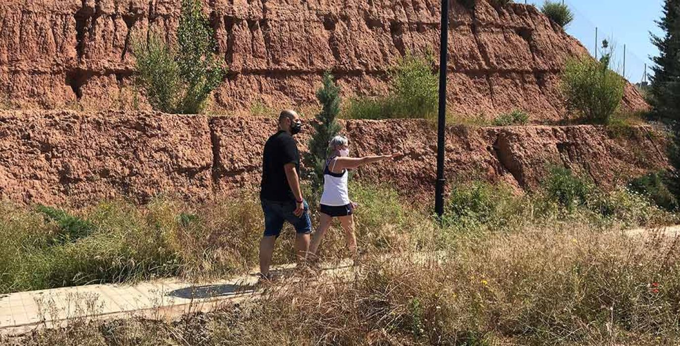 Nicolás López en su visita al barrio de El Carrel en Teruel.