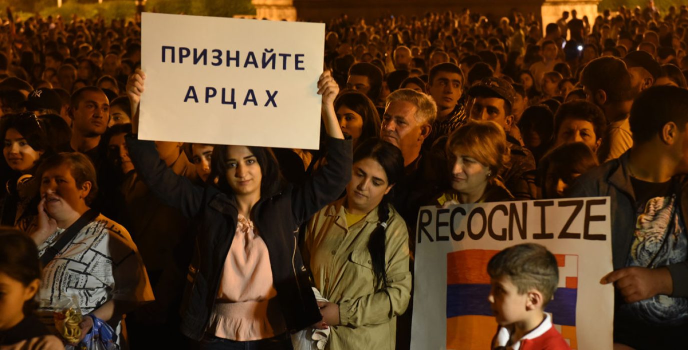 Movilización en la Plaza del Renacimiento de Stepanakert. Foto: Siranush Sargsyan