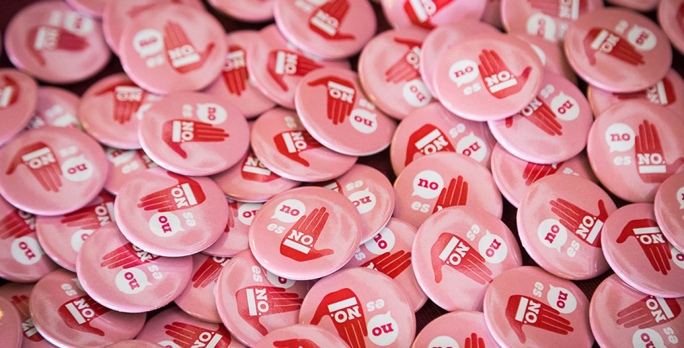 Chapas con la imagen de la campaña contra la agresiones sexistas.