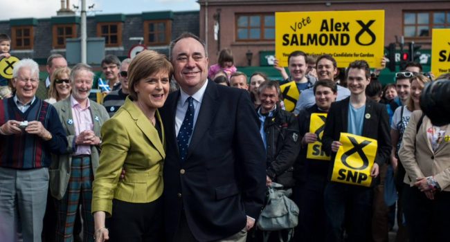Nicola Sturgeon y su predecesor Alex Salmond celebrando los resultados. Foto: NSP