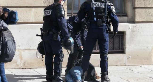 Los antidisturbios desalojando a un manifestante de una concentración frente a la Asamblea Nacional esta mañana. Foto: Nuit Debout