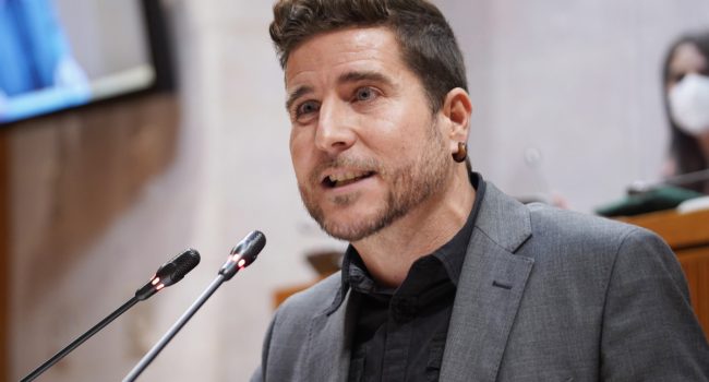 Nacho Escartín, portavoz de Podemos, durante el debate de estado de Aragón. Foto: Cortes