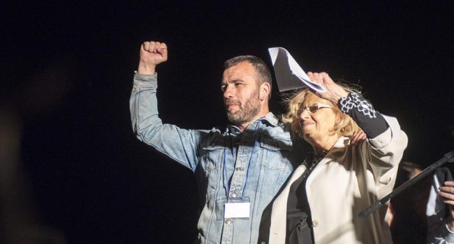 Manuela Carmena junto a Nacho Murgui, la noche de las elecciones. Foto: Diagonal
