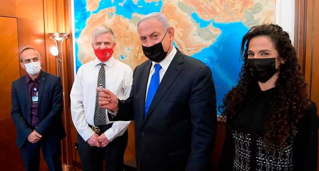 Nadir Arber, "cabeza de cartel" del congreso y parte del Centro Médico Sourasky, posa con Netanyahu en una foto de archivo en la que presentaban un "medicamento milagroso" contra el Covid que terminó en un "bluf".