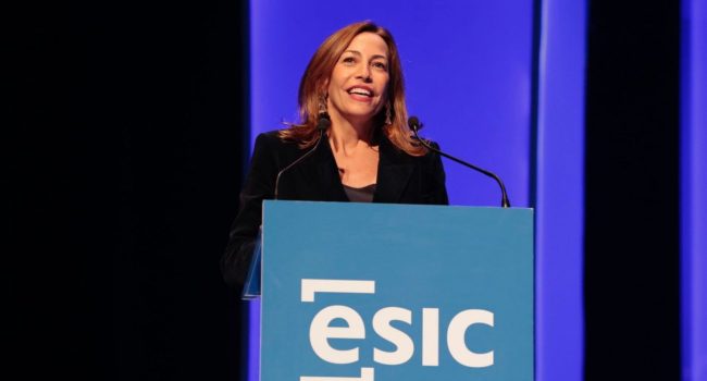 Natalia Chueca, alcaldesa de Zaragoza, en la graduación del alumnado de ESIC | Foto: AZ