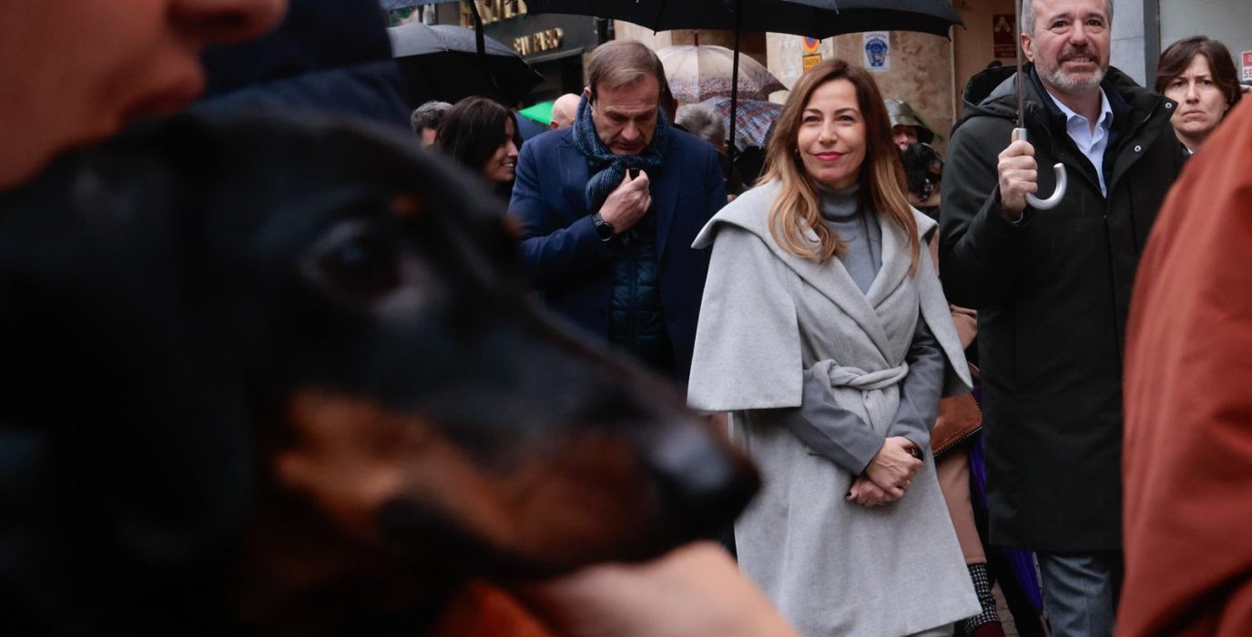 Natalia Chueca, alcaldesa de Zaragoza, y Jorge Azcón, presidente del Gobierno de Aragón, tras la misa por San Antón del pasado domingo | Foto: Toni Galán (AZ)