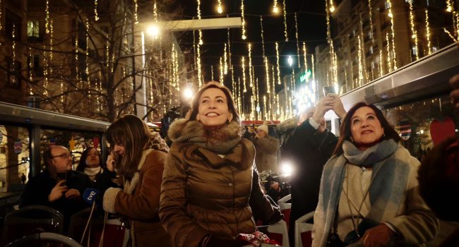 Natalia Chueca entre luces de Navidad frente al abandono del tejido económico local | Foto: AZ