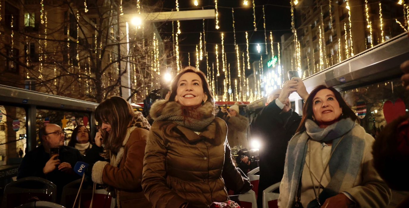 Natalia Chueca entre luces de Navidad frente al abandono del tejido económico local | Foto: AZ