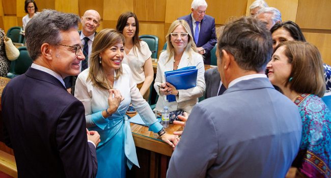 Natalia Chueca en el salón de plenos junto a Víctor Serrano, Ángel Loren, Sara Fernández y el resto de su gobierno | Foto: Daniel Marcos