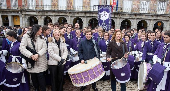 La alcaldesa de la capital del país, Natalia Chueca, celebrando la Semana Santa junto a su compañero del PP y alcalde de la capital estatal, José Luis Martínez, en la plaza mayor de Madrid | Foto: Ayuntamiento de Zaragoza