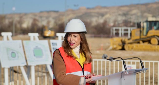 Natalia Chueca en la visita a las obras del estadio de fútbol provisional en el parking norte de la Expo | Foto: Daniel Marcos (AZ)