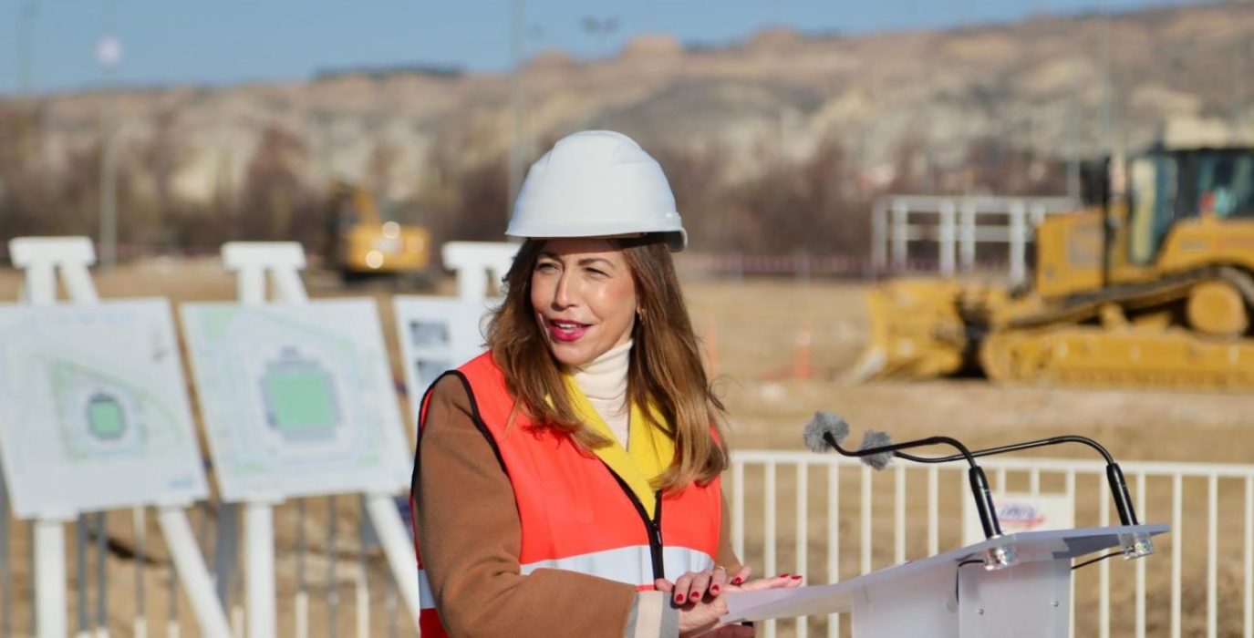 Natalia Chueca en la visita a las obras del estadio de fútbol provisional en el parking norte de la Expo | Foto: Daniel Marcos (AZ)