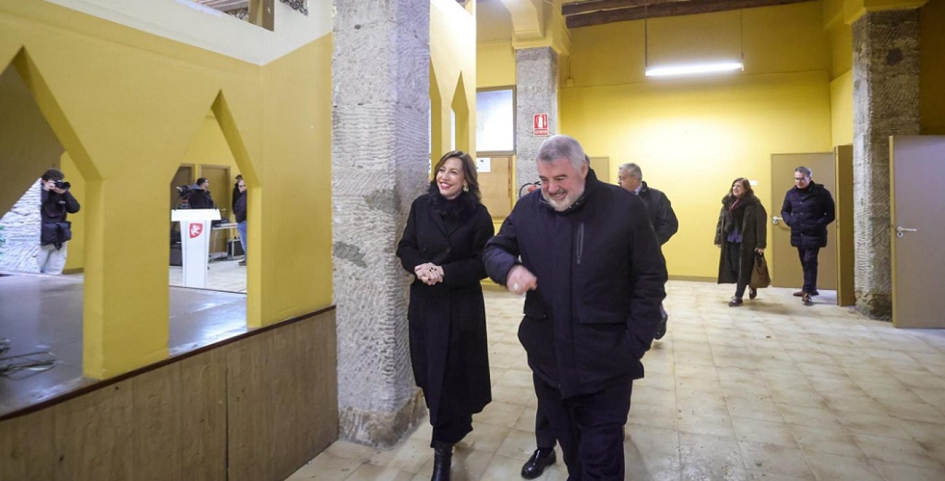 Natalia Chueca, alcaldesa de la capital, enseña al Arzobispo de Zaragoza las instalaciones que le ha cedido gratuitamente para su explotación económico-religiosa | Foto: Ayuntamiento de Zaragoza