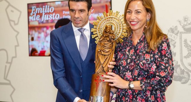 Natalia Chueca, en funciones de alcaldesa de la capital. regalando una virgen de madera a un torero | Foto: Ayuntamiento de Zaragoza