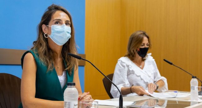 Las consejeras María Navarro y Natalia Chueca. Foto: Miguel G. García (AZ)
