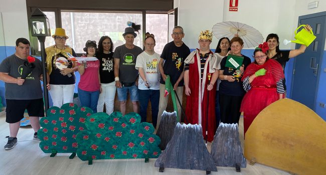 Grupo de teatro del centro Nazaret con los trajes de la obra que representarán en Imaginaria.