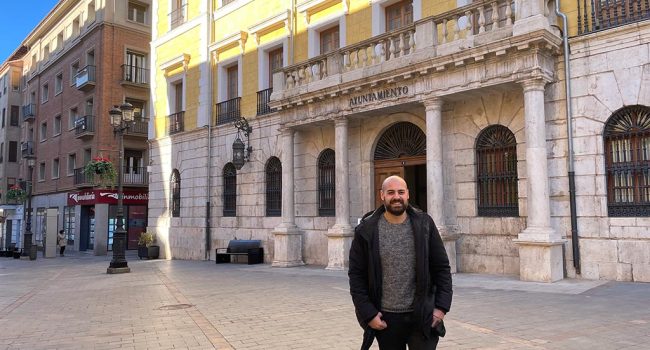 Nicolás López, concejal de la formación Ganar Teruel, delante del Ayuntamiento de la ciudad
