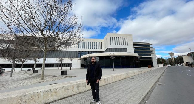 Nicolás López, de Ganar Teruel, frente a la facultad de Bellas Artes en la ciudad