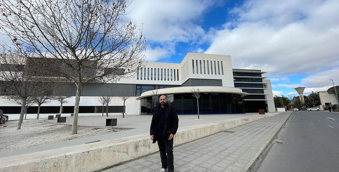 Nicolás López, de Ganar Teruel, frente a la facultad de Bellas Artes en la ciudad