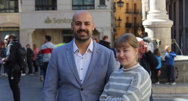 Rosa Gracia, número dos de la lista de Ganar al Ayuntamiento de la ciudad, junto al candidato a la alcaldía, Nicolás López.
