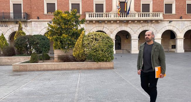 Nicolás López y el documento de la campaña | Foto: Ganar Teruel