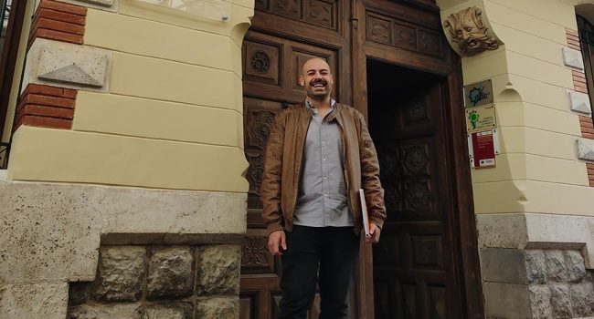 Nicolás López, consejero Comarcal de Deportes a la puerta de la Sede Comarcal