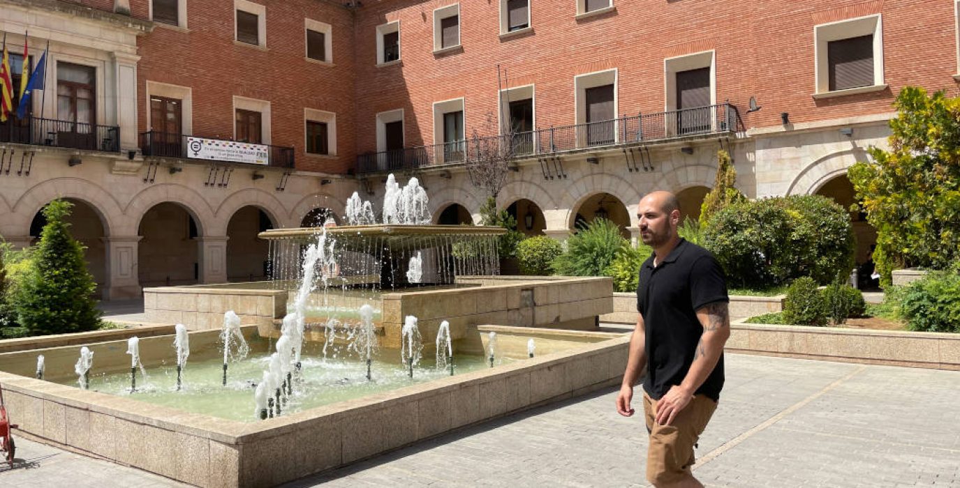 El concejal de Ganar Teruel, Nicolás López, en la Fuente de San Juan de Teruel