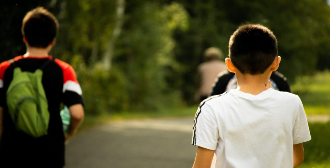 Tres jovenes niños por la calle