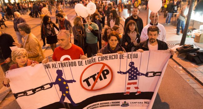 Manifestación en Zaragoza contra el TTIP y el CETA. Foto: Pablo Ibáñez (AraInfo)