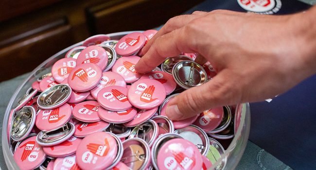Chapas de la campaña NO es NO. Foto: Daniel Marcos