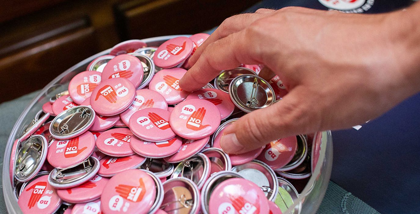 Chapas de la campaña NO es NO. Foto: Daniel Marcos